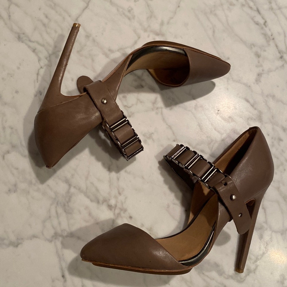 LAMB Tyna Chain Taupe Pump